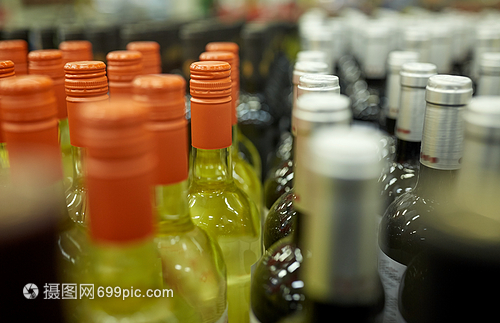 銷售酒精瓶白酒商店酒類商店的瓶子